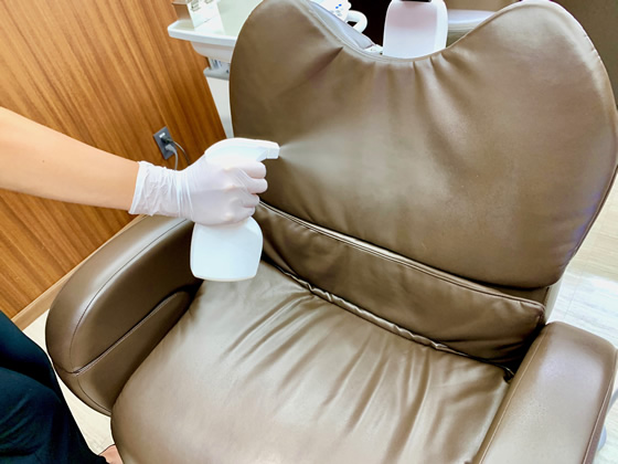 毎度のチェアーのアルコール消毒
